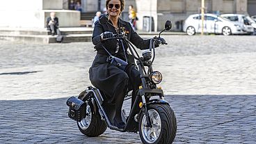 Gloria von Thurn und Taxis fährt auf einem Elektromotorrad zur Trauerfeier für Georg Ratzinger, 8. Juli 2020