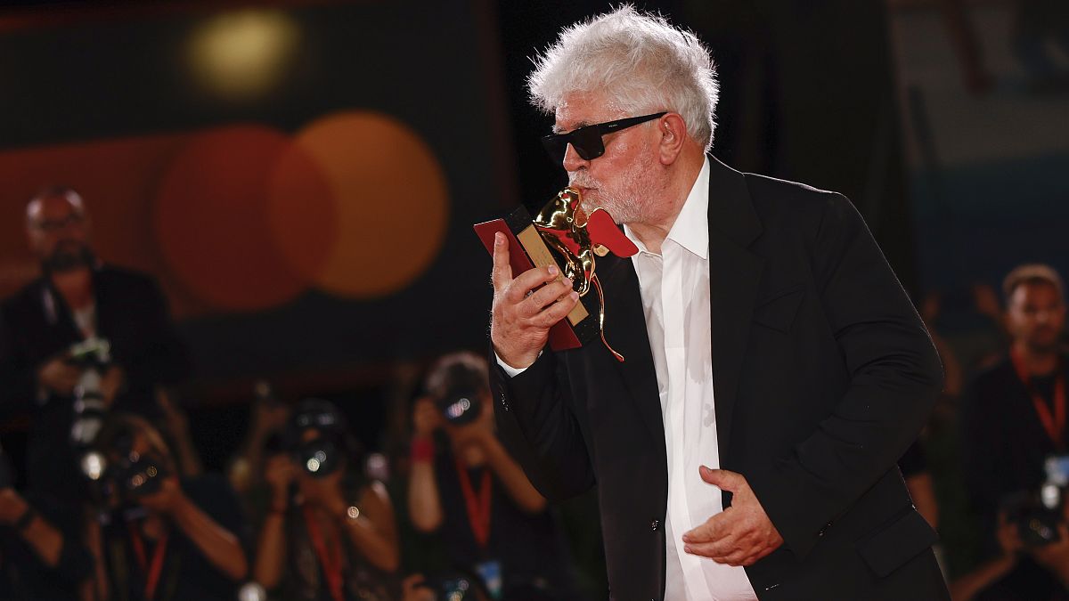 Pedro Almodovar posa per i fotografi alla cerimonia di chiusura dell'81a Mostra del Cinema di Venezia, 7 settembre 2024