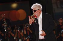 Pedro Almodovar posa per i fotografi alla cerimonia di chiusura dell'81a Mostra del Cinema di Venezia, 7 settembre 2024