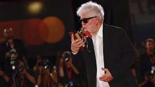 Pedro Almodovar 81. Venedik Film Festivali'nin kapanış töreninde fotoğrafçılara poz verirken, 7 Eylül 2024