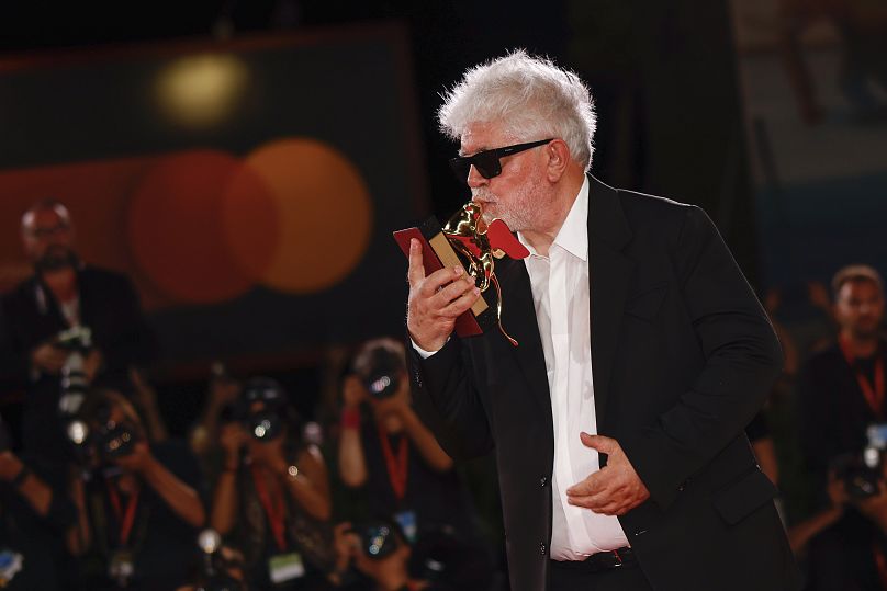 Almodóvar celebra con su León de Oro en la mano