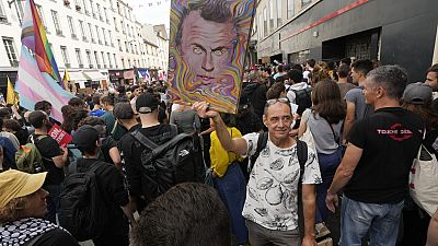 "Macron démission !" .... "Et Barnier aussi ! "