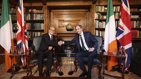 Keir Starmer y Simon Harris se dan la mano durante unas conversaciones en Dublín, el 7 de septiembre de 2024