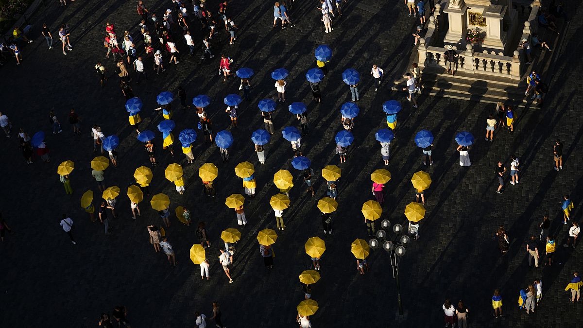 Menschen mit Regenschirmen versammeln sich auf dem Altstädter Ring in Prag zur Unterstützung der Ukraine, 7. September 2024.