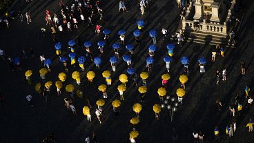 Manifestantes en Praga crean un mapa de Ucrania con paraguas para pedir mayor ayuda internacional