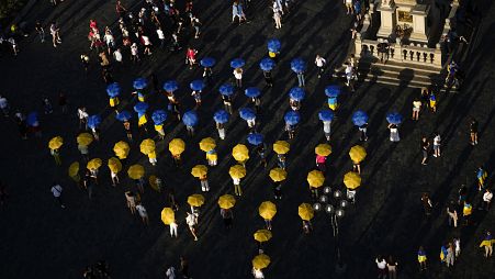 Menschen mit Regenschirmen versammeln sich auf dem Altstädter Ring in Prag zur Unterstützung der Ukraine, 7. September 2024.