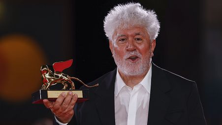 `Pedro Almodóvar recoge el León de Oro en Venecia. 