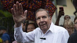 FILE - Il candidato presidenziale venezuelano dell'opposizione Edmundo Gonzalez in una piazza del comune Hatillo di Caracas, Venezuela, 19 giugno 2024.