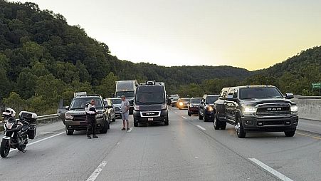 صورة تظهر توقف حركة المرور في موقع إطلاق النار بولاية كنتاكي.