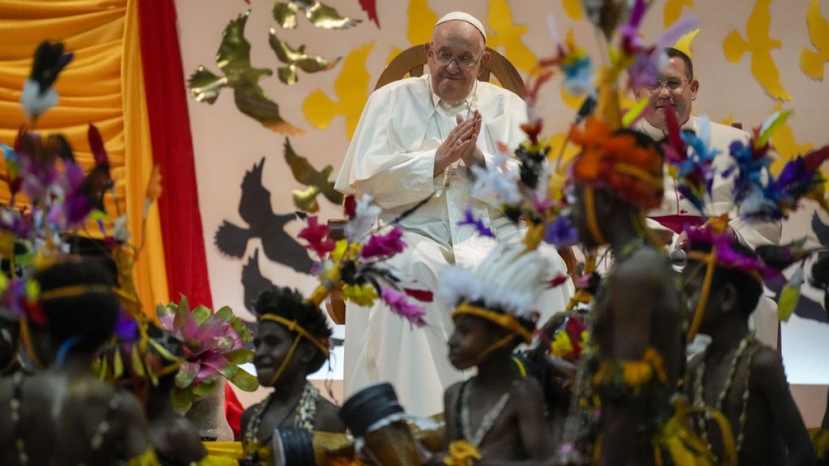 Le pape François assiste à une danse traditionnelle exécutée par les élèves de l'école secondaire technique Caritas à Port Moresby, le samedi 7 septembre 2024.