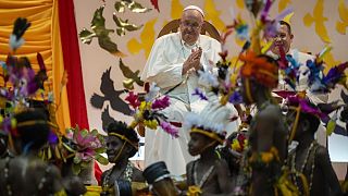 O Papa Francisco assiste a uma dança tradicional apresentada pelos alunos da Caritas Technical Secondary School em Port Moresby, no sábado, 7 de setembro de 2024.