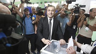 O candidato presidencial e líder do partido FFS, Youcef Aouchich, vota nas eleições presidenciais, em Tizi Ouzou, Argélia, sábado, 7 de setembro de 2024, em T