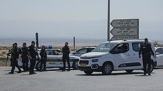 İsrail polisi, Allenby Köprüsü bölgesinde, saldırının gerçekleştiği yerin yakınında nöbet tutuyor.