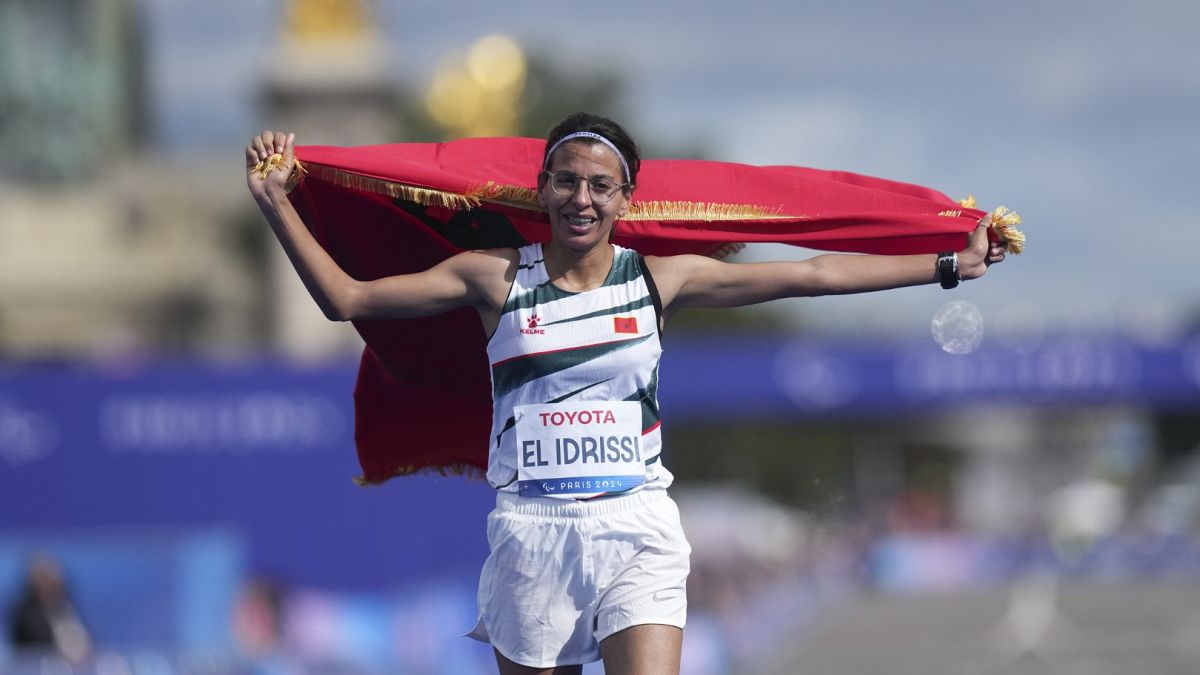 Fatima Ezzahra El Idrissi de Marruecos celebra después de ganar el maratón femenino T12 en los Juegos Paralímpicos de 2024, el domingo 8 de septiembre de 2024, en Francia.