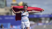 Fatima Ezzahra El Idrissi de Marruecos celebra después de ganar el maratón femenino T12 en los Juegos Paralímpicos de 2024, el domingo 8 de septiembre de 2024, en Francia.