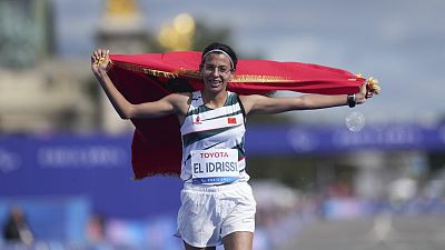 Fatima Ezzahra El Idrissi de Marruecos celebra después de ganar el maratón femenino T12 en los Juegos Paralímpicos de 2024, el domingo 8 de septiembre de 2024, en Francia.