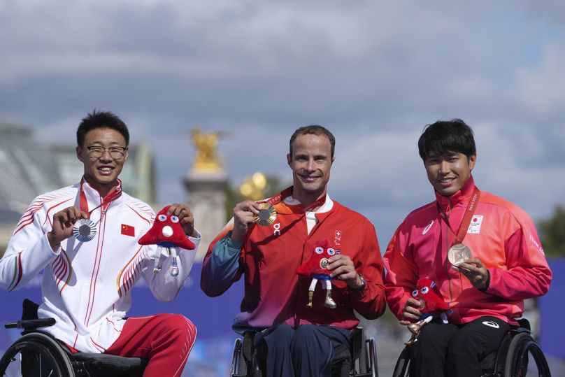 Medalha de ouro para Marcel Hug, da Suíça, ao centro; prata para Jin Hua, da China (esq) e bronze para Tomoki Suzuki, do Japão (dir) na categoria maratona masculina T54