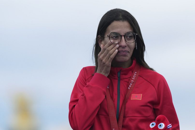 Fatima Ezzahra El Idrissi no pódio com a sua medalha de ouro depois de vencer a maratona feminina T12 nos Jogos Paralímpicos de 2024, no domingo, 8 de setembro