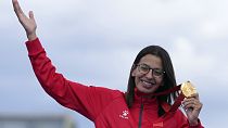 Fatima Ezzahra El Idrissi posiert mit ihrer Goldmedaille nach dem Sieg im Marathon der Frauen T12 bei den Paralympics 2024, Sonntag, 8. September 2024.