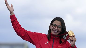 Fatima Ezzahra El Idrissi posiert mit ihrer Goldmedaille nach dem Sieg im Marathon der Frauen T12 bei den Paralympics 2024, Sonntag, 8. September 2024.