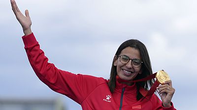 Fatima Ezzahra El Idrissi, de Marrocos, posa com a sua medalha de ouro depois de vencer a maratona feminina T12 nos Jogos Paralímpicos de 2024, domingo, 8 de setembro de 2024,