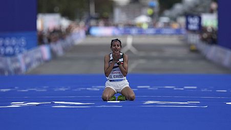 Faslı Fatima Ezzahra El Idrissi kadınlar maraton T12'yi kazanırken kutlama yapıyor