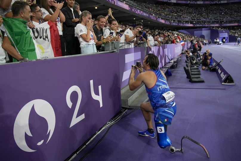 Alessandro Ossola, da Itália, pede a namorada em casamento depois de competir nos 100 m. T63 masculino durante os Jogos Paralímpicos de 2024, domingo, 1 de setembro de 2024, e