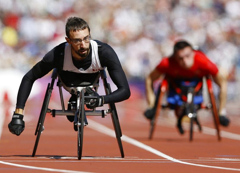 El canadiense Brent Lakatos compite en la serie masculina T53 de 200 metros en los Juegos Paralímpicos de 2012, el viernes 7 de septiembre de 2012, en Londres.