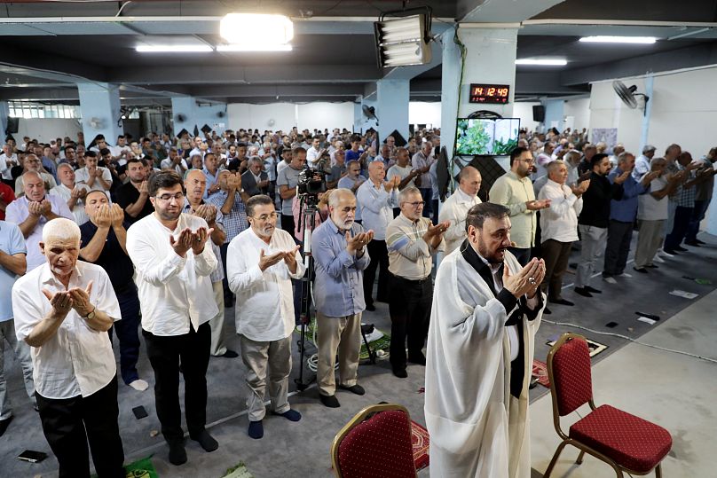 Caferilerin stanbul'daki merkezi Zeynebiye Camii'nde mezhebin Trkiye'deki lideri Selahattin zgndz imametinde cuma namaz klnyor, 6 Eyll 2024