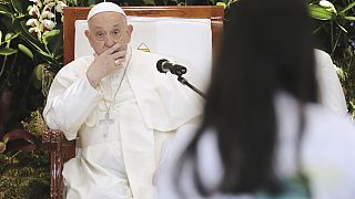 Papa Francesco reagisce mentre ascolta un membro dell'udienza al Centro giovanile Grha Pemuda di Giacarta, in Indonesia, mercoledì 4 settembre 2024.