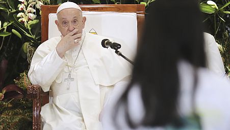 Papa Francesco reagisce mentre ascolta un membro dell'udienza al Centro giovanile Grha Pemuda di Giacarta, in Indonesia, mercoledì 4 settembre 2024.