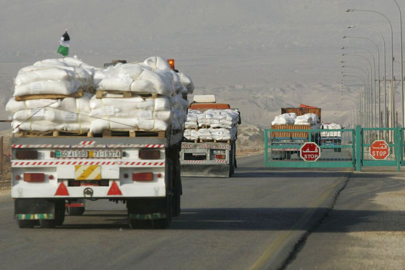 وإلى جانب حركة المسافرين، تمر من خلال المعبر الشاحنات التجارية بين الأردن والضفة