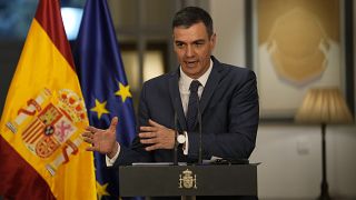 Pedro Sanchez spanyol miniszterelnök beszél a pekingi spanyol nagykövetségen tartott sajtótájékoztatón 2023. március 31-én.