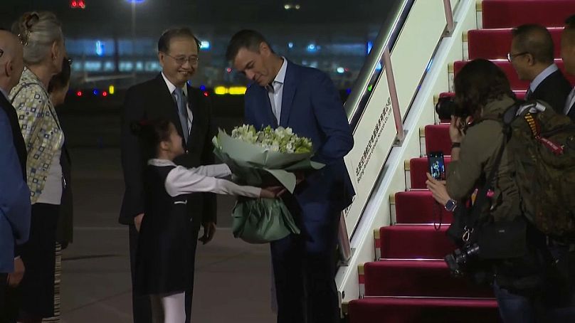 Spaniens Ministerpräsident Pedro Sánchez wird am Flughafen in Peking begrüßt, 8. September 2024