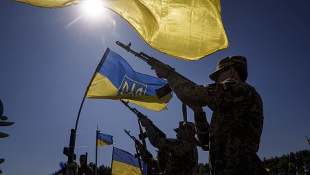 Guardias de honor disparan al aire durante la ceremonia fúnebre de seis militares ucranianos muertos en un ataque ruso con cohetes, 7 de septiembre de 2024.