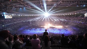 Des spectateurs assistent à la cérémonie de clôture des Jeux paralympiques de 2024 à Paris, le 8 septembre 2024.