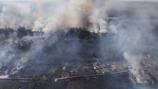 Um incêndio de grandes dimensões arde em Maramures, no norte da Roménia, a 8 de setembro de 2024