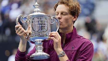 Jannik Sinner bacia il trofeo dopo aver sconfitto lo statunitense Taylor Fritz nella finale del singolare maschile degli US Open di tennis, 8 settembre 2024