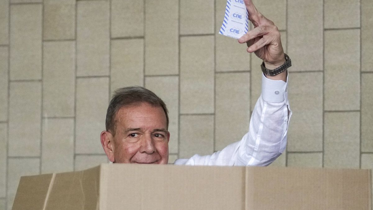 Edmundo González többhetes bujkálást követően érkezett meg Spanyolországba