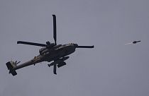 Izraelski helikopter Apache ispaljuje projektil prema Pojasu Gaze, gledano iz južnog Izraela, utorak, 28. svibnja 2024.