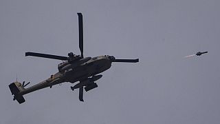 Un hélicoptère Apache israélien tire un missile en direction de la bande de Gaza, vu depuis le sud d'Israël, mardi 28 mai 2024.