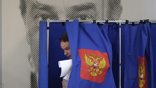 Un elettore esce dal seggio elettorale dopo aver votato alle elezioni municipali a San Pietroburgo, in Russia