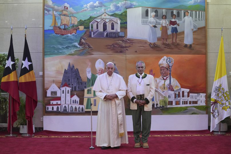 Le pape François pose avec le président du Timor oriental Jose Ramos-Horta, à Dili