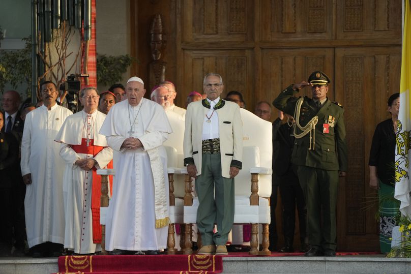 Kardynał Luis Antonio Tagle - drugi od lewej