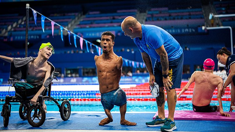 Der paralympische Athlet Gabriel Araujo aus Brasilien feiert nach seinem Sieg im 200-m-Freistil-S2-Finale der Männer bei den Paralympics 2024, 2. September 2024