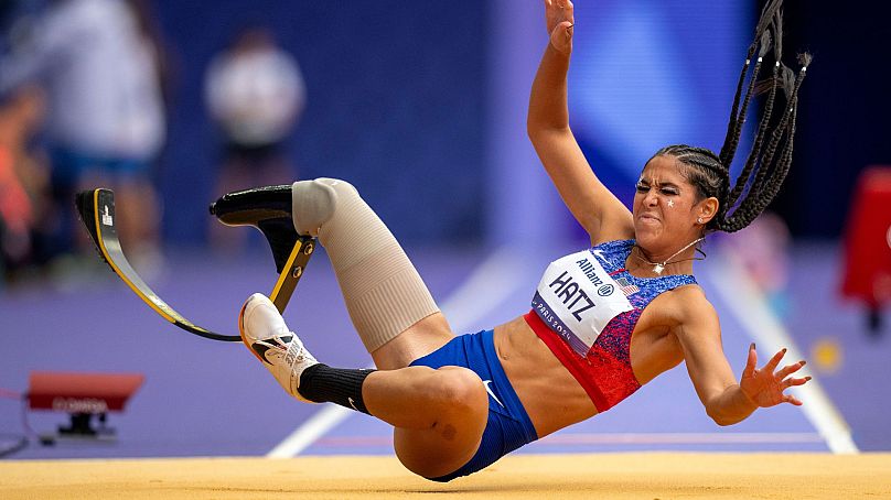 B Hatz, de EE.UU., compite en la final de salto de longitud femenino -T64 en el Estadio de Francia, durante los Juegos Paralímpicos de París, el sábado 31 de agosto de 2024