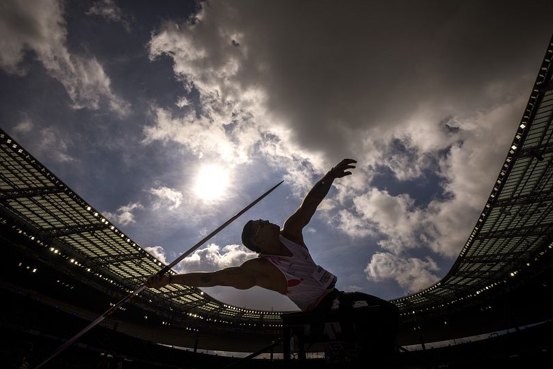 Medina Meneses, de Colombia, compite en la final de lanzamiento de jabalina masculina F34, durante los Juegos Paralímpicos de París, el miércoles 4 de septiembre de 2024 