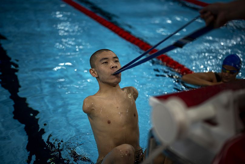 Gus Jinchena aus China, übt den Start des Rennens während eines Aufwärmtrainings vor einem Wettkampf bei den Paralympics 2024, 3. September 2024