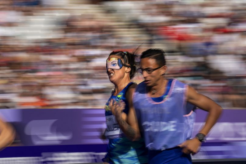 Camila Muller, de Brasil, compite en los 1500 metros -T11 femenino en el Estadio de Francia, durante los Juegos Paralímpicos de París, el 1 de septiembre de 2024