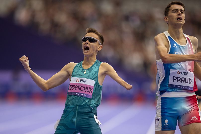 Aleksandr Iaremchuk celebra su victoria en la final masculina de 1500 m - T46 en el Estadio de Francia, durante los Juegos Paralímpicos de 2024, el 31 de agosto de 2024